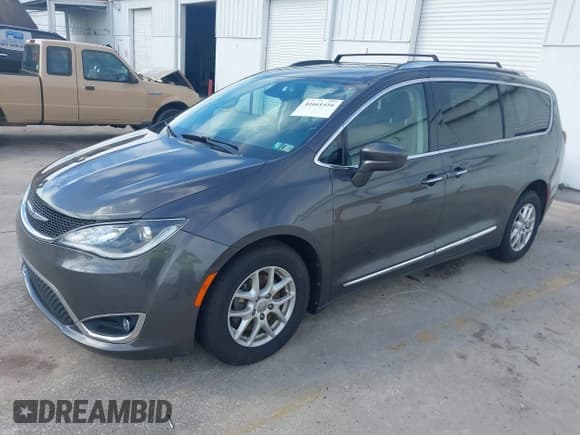 ✅ 2020 Chrysler Pacifica Touring L • VIN: 2C4RC1BG7LR284994 • Lot: 41661416. Listed on IAAI with 101,257 mi. Free auction sales archive from the USA and detailed vehicle history report at DreamBid. Image 17.