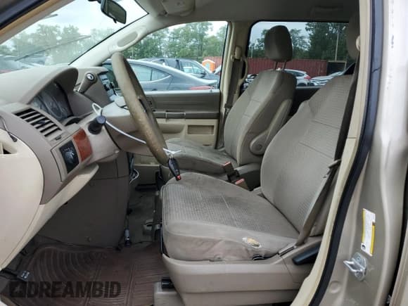 ✅ 2008 Chrysler Town & Country LX • VIN: 2A8HR44H48R738460 • Лот: 80452935. Опубликован ранее на Copart с пробегом 186 019 миль. Бесплатный доступ к архиву аукционных продаж из США и подробный отчёт об истории автомобиля на DreamBid. Изображение 7.