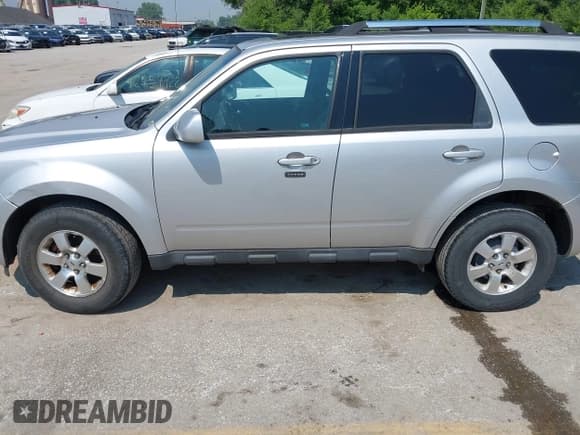 ✅ 2010 Ford Escape Limited • VIN: 1FMCU9EG4AKC47552 • Lot: 42436410. Wystawiony na IAAI z przebiegiem 145 613 mil. Bezpłatny archiwum sprzedaży aukcyjnych z USA i szczegółowy raport historii pojazdu na DreamBid. Zdjęcie 6.