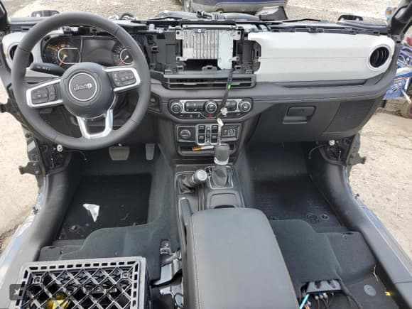 ✅ 2024 Jeep Wrangler Sahara • VIN: 1C4PJXEG7RW355395 • Lot: 68502755. Listed on Copart with Not provided. Free auction sales archive from the USA and detailed vehicle history report at DreamBid. Image 8.