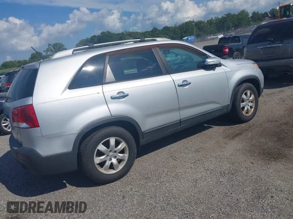 ✅ 2012 Kia Sorento LX • VIN: 5XYKT4A66CG215682 • Лот: 42977187. Опубликован ранее на IAAI с пробегом 131 575 миль. Бесплатный доступ к архиву аукционных продаж из США и подробный отчёт об истории автомобиля на DreamBid. Изображение 4.