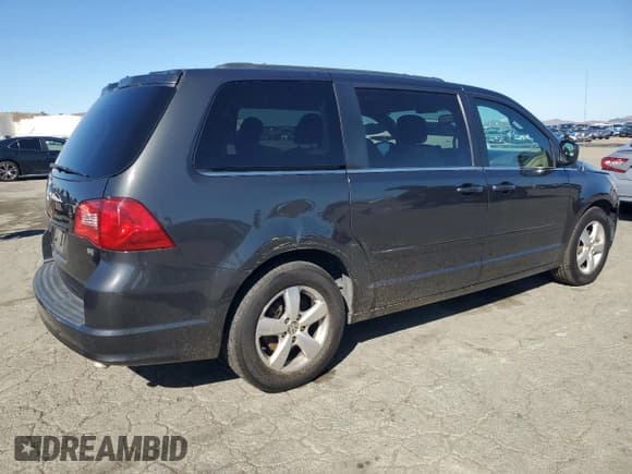 ✅ 2011 Volkswagen Routan SE • VIN: 2V4RW3DG6BR669497 • Lot: 82181475. Wystawiony na Copart z przebiegiem 127 980 mil. Bezpłatny archiwum sprzedaży aukcyjnych z USA i szczegółowy raport historii pojazdu na DreamBid. Zdjęcie 3.