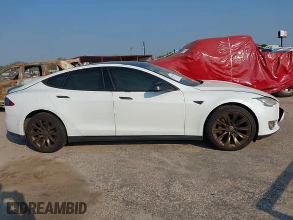 ✅ 2015 Tesla Model S 85D • VIN: 5YJSA1S22FF082785 • Lot: 43241427. Wystawiony na IAAI z przebiegiem 98 498 mil. Bezpłatny archiwum sprzedaży aukcyjnych z USA i szczegółowy raport historii pojazdu na DreamBid. Zdjęcie 13.