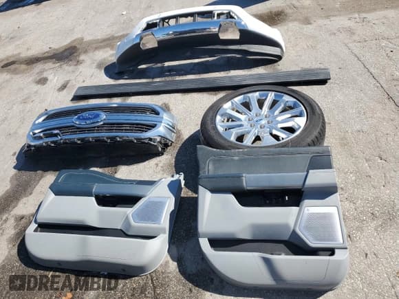 ✅ 2022 Ford F-150 Platinum • VIN: 1FTFW1E82NFB04975 • Lot: 90693835. Wystawiony na Copart z przebiegiem 49 706 mil. Bezpłatny archiwum sprzedaży aukcyjnych z USA i szczegółowy raport historii pojazdu na DreamBid. Zdjęcie 12.