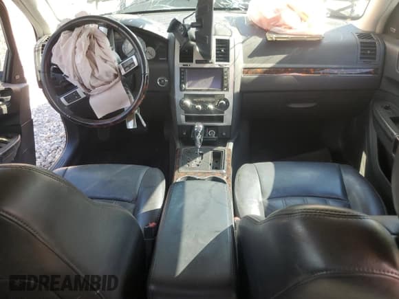 ✅ 2010 Chrysler 300 C Hemi • VIN: 2C3CA6CT9AH211329 • Лот: 69055285. Опубликован ранее на Copart с пробегом Не указан. Бесплатный доступ к архиву аукционных продаж из США и подробный отчёт об истории автомобиля на DreamBid. Изображение 8.