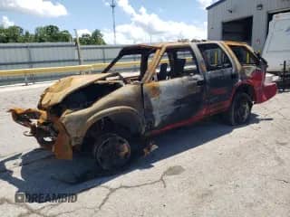 2004 Chevrolet Blazer LS с VIN 1GNDT13X24K141323, выставлен на аукционе Copart как лот 56503905 с пробегом Не указан миль и На запчасти • Non repairable. История ставок и продаж доступна на DreamBid. Изображение 1.