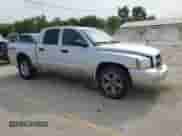 2007 Dodge Dakota ST z VIN 1D7HW28K27S270841, wystawiony jako Copart lot #64657325 z przebiegiem 158 763 mil mil oraz Czysty tytuł • Clean title. Historia ofert i sprzedaży dostępna na DreamBid. Obrazek 4.
