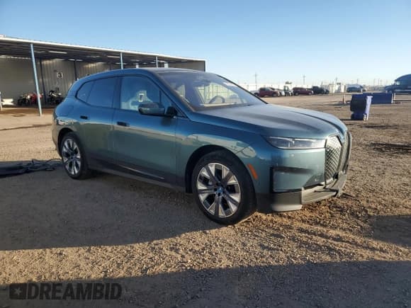 ✅ 2024 BMW iX xDrive50 • VIN: WB523CF09RCN03798 • Lot: 90574635. Wystawiony na Copart z przebiegiem 29 347 mil. Bezpłatny archiwum sprzedaży aukcyjnych z USA i szczegółowy raport historii pojazdu na DreamBid. Zdjęcie 4.