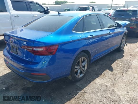 ✅ 2024 Volkswagen Jetta SE • VIN: 3VWEM7BU8RM077175 • Лот: 42531164. Опубликован ранее на IAAI с пробегом 11 602 миль. Бесплатный доступ к архиву аукционных продаж из США и подробный отчёт об истории автомобиля на DreamBid. Изображение 4.