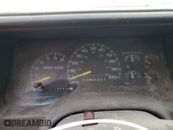 ✅ 1999 GMC Sierra 1500 • VIN: 1GDJC34R3XF087014 • Lot: 86367084. Wystawiony na Copart z przebiegiem 94 539 mil. Bezpłatny archiwum sprzedaży aukcyjnych z USA i szczegółowy raport historii pojazdu na DreamBid. Zdjęcie 9.