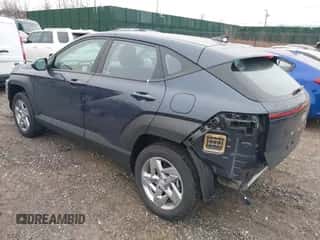 2025 Hyundai Kona SE with VIN KM8HACAB6SU222521, listed as a IAAI auction lot 41354659 with 1,886 mi miles and . Bid and sale history available at DreamBid. Image 3.