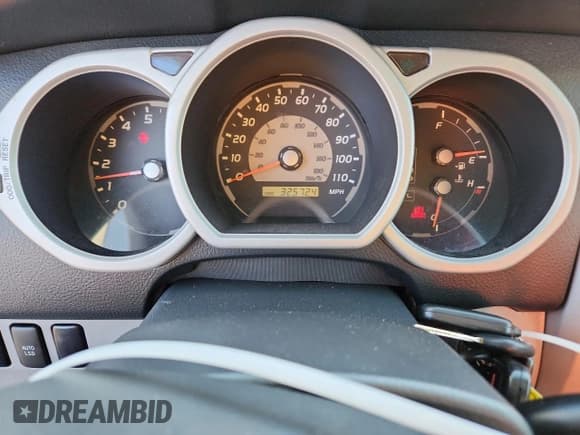 ✅ 2005 Toyota 4Runner SR5 • VIN: JTEZT14R650023783 • Lot: 93455175. Wystawiony na Copart z przebiegiem 325 724 mil. Bezpłatny archiwum sprzedaży aukcyjnych z USA i szczegółowy raport historii pojazdu na DreamBid. Zdjęcie 9.