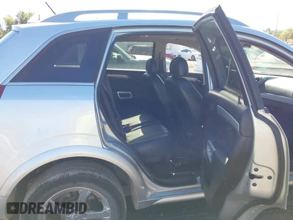 ✅ 2012 Chevrolet Captiva Sport LT • VIN: 3GNAL3E56CS655821 • Lot: 43392375. Wystawiony na IAAI z przebiegiem 163 048 mil. Bezpłatny archiwum sprzedaży aukcyjnych z USA i szczegółowy raport historii pojazdu na DreamBid. Zdjęcie 8.