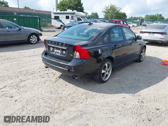 ✅ 2011 Volvo S40 • VIN: YV1672MS9B2543152 • Lot: 42713673. Wystawiony na IAAI z przebiegiem 132 212 mil. Bezpłatny archiwum sprzedaży aukcyjnych z USA i szczegółowy raport historii pojazdu na DreamBid. Zdjęcie 4.