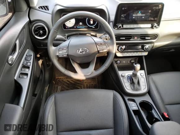 2022 Hyundai Kona Limited z VIN KM8K5CA34NU910962, wystawiony jako Copart lot #40102183 z przebiegiem 9 438 mil mil oraz . Historia ofert i sprzedaży dostępna na DreamBid. Obrazek 8.