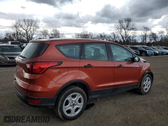 ✅ 2019 Ford Escape S • VIN: 1FMCU0F70KUA81109 • Лот: 50181425. Опубликован ранее на Copart с пробегом 70 721 миль. Бесплатный доступ к архиву аукционных продаж из США и подробный отчёт об истории автомобиля на DreamBid. Изображение 3.