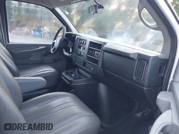 ✅ 2013 Chevrolet Express Cargo • VIN: 1GCSGAFXXD1177332 • Lot: 42768274. Wystawiony na IAAI z przebiegiem 210 481 mil. Bezpłatny archiwum sprzedaży aukcyjnych z USA i szczegółowy raport historii pojazdu na DreamBid. Zdjęcie 5.