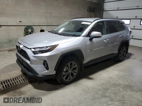 ✅ 2025 Toyota RAV4 Hybrid XLE Premium • VIN: 4T3B6RFV9SU184884 • Лот: 84414355. Опубликован ранее на Copart с пробегом 3 648 миль. Бесплатный доступ к архиву аукционных продаж из США и подробный отчёт об истории автомобиля на DreamBid. Изображение 1.