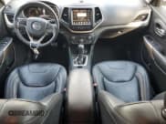 ✅ 2018 Jeep Cherokee Limited • VIN: 1C4PJLDB3JD565930 • Lot: 81295825. Wystawiony na Copart z przebiegiem 64 549 mil. Bezpłatny archiwum sprzedaży aukcyjnych z USA i szczegółowy raport historii pojazdu na DreamBid. Zdjęcie 8.