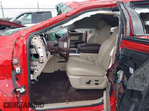 2017 Ram 1500 Laramie z VIN 1C6RR6NG1HS846733, wystawiony jako IAAI lot #42748455 z przebiegiem 106 426 mil mil oraz . Historia ofert i sprzedaży dostępna na DreamBid. Obrazek 5.