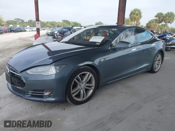 ✅ 2013 Tesla Model S • VIN: 5YJSA1CN7DFP05324 • Lot: 43893560. Wystawiony na IAAI z przebiegiem 89 772 mil. Bezpłatny archiwum sprzedaży aukcyjnych z USA i szczegółowy raport historii pojazdu na DreamBid. Zdjęcie 2.