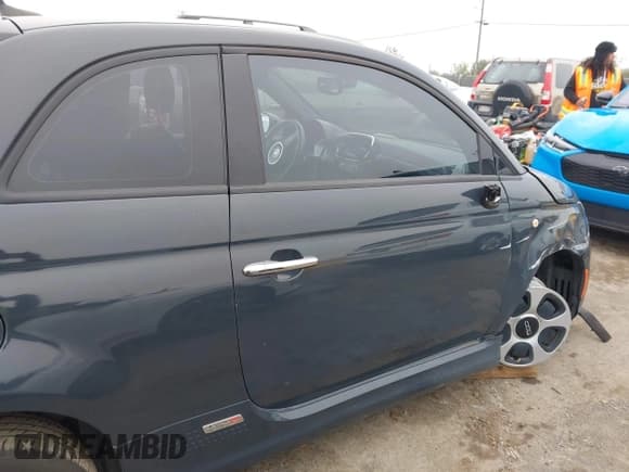 ✅ 2018 FIAT 500e • VIN: 3C3CFFGE7JT377448 • Lot: 43785970. Listed on IAAI with 52,134 mi. Free auction sales archive from the USA and detailed vehicle history report at DreamBid. Image 14.