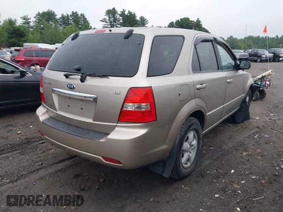 ✅ 2008 Kia Sorento LX • VIN: KNDJC735685861161 • Lot: 42706856. Listed on IAAI with 181,154 mi. Free auction sales archive from the USA and detailed vehicle history report at DreamBid. Image 4.