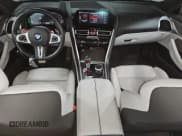 ✅ 2022 BMW M8 Competition • VIN: WBSGV0C09NCH48923 • Lot: 57902905. Wystawiony na Copart z przebiegiem 28 881 mil. Bezpłatny archiwum sprzedaży aukcyjnych z USA i szczegółowy raport historii pojazdu na DreamBid. Zdjęcie 8.