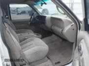 ✅ 1999 GMC Suburban • VIN: 3GKEC16R6XG531657 • Lot: 43290180. Wystawiony na IAAI z przebiegiem 228 930 mil. Bezpłatny archiwum sprzedaży aukcyjnych z USA i szczegółowy raport historii pojazdu na DreamBid. Zdjęcie 5.