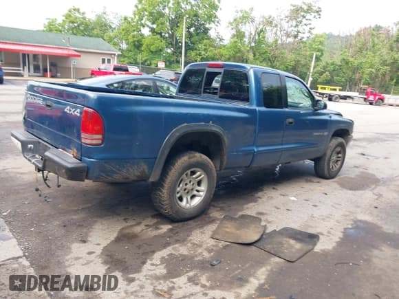 ✅ 2002 Dodge Dakota • VIN: 1B7GG12X62S641705 • Lot: 42435567. Wystawiony na IAAI z przebiegiem 176 930 mil. Bezpłatny archiwum sprzedaży aukcyjnych z USA i szczegółowy raport historii pojazdu na DreamBid. Zdjęcie 4.