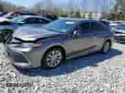 2021 Toyota Camry LE z VIN 4T1C11BK7MU037734, wystawiony jako Copart lot #52341645 z przebiegiem 92 679 mil mil oraz Szkoda całkowita • Salvage title. Historia ofert i sprzedaży dostępna na DreamBid. Obrazek 1.