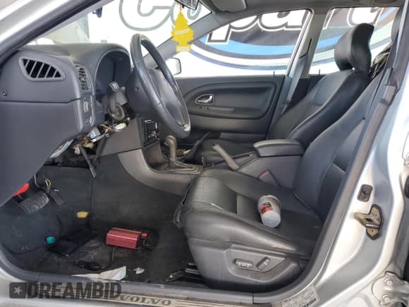 ✅ 2001 Volvo V40 • VIN: YV1VW29571F734092 • Lot: 66326375. Wystawiony na Copart z przebiegiem 237 390 mil. Bezpłatny archiwum sprzedaży aukcyjnych z USA i szczegółowy raport historii pojazdu na DreamBid. Zdjęcie 7.