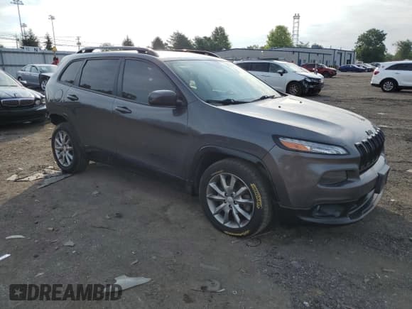 ✅ 2018 Jeep Cherokee Latitude • VIN: 1C4PJLCX3JD588931 • Lot: 62922455. Wystawiony na Copart z przebiegiem 119 179 mil. Bezpłatny archiwum sprzedaży aukcyjnych z USA i szczegółowy raport historii pojazdu na DreamBid. Zdjęcie 4.