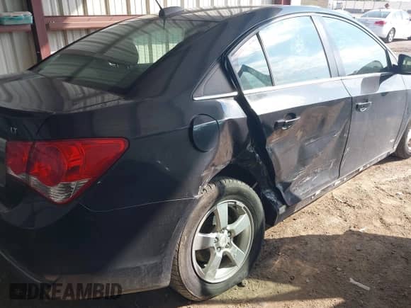 2015 Chevrolet Cruze LT z VIN 1G1PC5SBXF7250176, wystawiony jako IAAI lot #43239036 z przebiegiem 155 045 mil mil oraz . Historia ofert i sprzedaży dostępna na DreamBid. Obrazek 6.