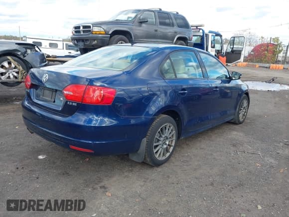 ✅ 2012 Volkswagen Jetta SE • VIN: 3VWDP7AJ5CM373398 • Lot: 43586631. Wystawiony na IAAI z przebiegiem 135 139 mil. Bezpłatny archiwum sprzedaży aukcyjnych z USA i szczegółowy raport historii pojazdu na DreamBid. Zdjęcie 4.
