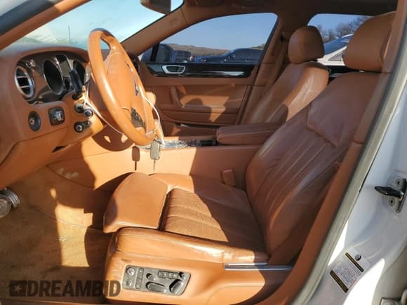 ✅ 2010 Bentley Flying Spur • VIN: SCBBR9ZA5AC063483 • Lot: 82683984. Wystawiony na Copart z przebiegiem 60 603 mil. Bezpłatny archiwum sprzedaży aukcyjnych z USA i szczegółowy raport historii pojazdu na DreamBid. Zdjęcie 7.