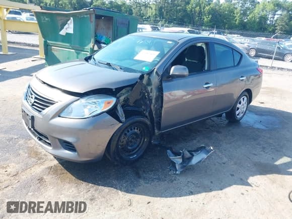 ✅ 2013 Nissan Versa S Plus • VIN: 3N1CN7AP8DL852840 • Lot: 42587405. Wystawiony na IAAI z przebiegiem 190 633 mil. Bezpłatny archiwum sprzedaży aukcyjnych z USA i szczegółowy raport historii pojazdu na DreamBid. Zdjęcie 17.