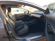 ✅ 2020 Tesla Model 3 Standard Range Plus • VIN: 5YJ3E1EA0LF792954 • Lot: 43529987. Wystawiony na IAAI z przebiegiem 60 060 mil. Bezpłatny archiwum sprzedaży aukcyjnych z USA i szczegółowy raport historii pojazdu na DreamBid. Zdjęcie 5.