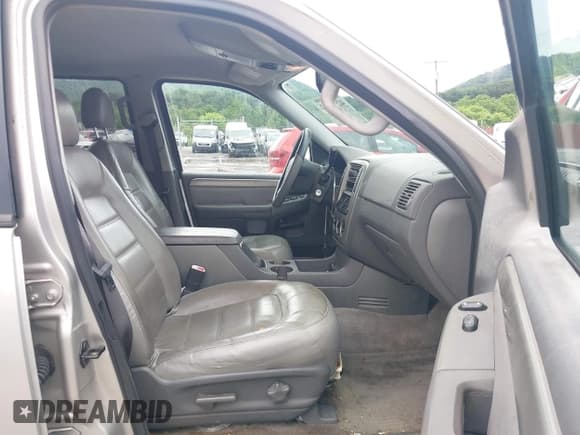 ✅ 2004 Ford Explorer XLT • VIN: 1FMDU73KX4UB18210 • Lot: 42504862. Listed on IAAI with 264,644 mi. Free auction sales archive from the USA and detailed vehicle history report at DreamBid. Image 5.