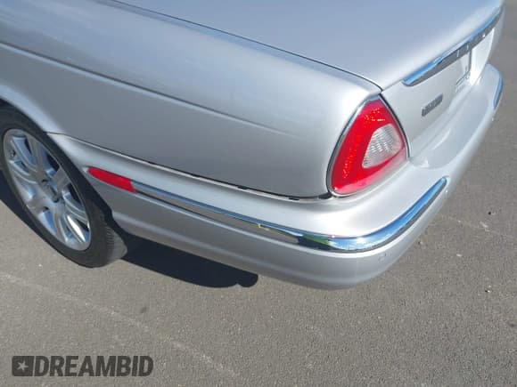 ✅ 2005 Jaguar XJ 8 LWB • VIN: SAJWA79CX5SG39435 • Lot: 42757151. Wystawiony na IAAI z przebiegiem 77 576 mil. Bezpłatny archiwum sprzedaży aukcyjnych z USA i szczegółowy raport historii pojazdu na DreamBid. Zdjęcie 6.