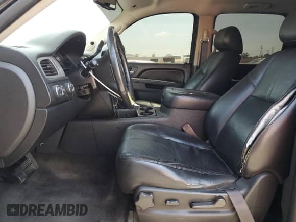 2010 Chevrolet Suburban LT z VIN 1GNUKJE38AR171393, wystawiony jako Copart lot #69954525 z przebiegiem 232 489 mil mil oraz Szkoda całkowita • Salvage title. Historia ofert i sprzedaży dostępna na DreamBid. Obrazek 7.