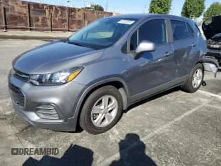 ✅ 2020 Chevrolet Trax LS • VIN: 3GNCJKSB7LL271835 • Лот: 82502955. Опубликован ранее на Copart с пробегом 86 596 миль. Бесплатный доступ к архиву аукционных продаж из США и подробный отчёт об истории автомобиля на DreamBid. Изображение 1.