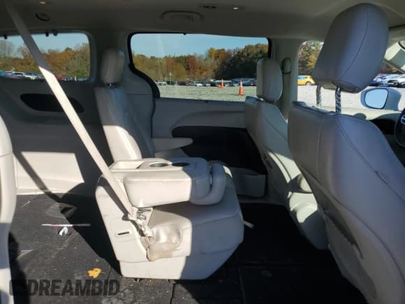 ✅ 2020 Chrysler Pacifica Touring L • VIN: 2C4RC1BG4LR103012 • Lot: 91020155. Wystawiony na Copart z przebiegiem 79 849 mil. Bezpłatny archiwum sprzedaży aukcyjnych z USA i szczegółowy raport historii pojazdu na DreamBid. Zdjęcie 11.