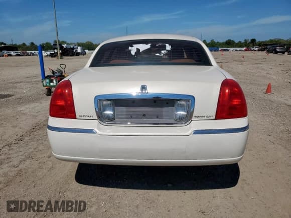 ✅ 2007 Lincoln Town Car Signature Limited • VIN: 1LNHM82W57Y638324 • Лот: 84647375. Опубликован ранее на Copart с пробегом 157 554 миль. Бесплатный доступ к архиву аукционных продаж из США и подробный отчёт об истории автомобиля на DreamBid. Изображение 6.