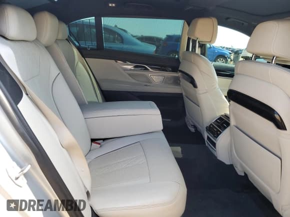 ✅ 2018 BMW 7 Series 750i • VIN: WBA7F0C5XJGM23968 • Лот: 71518115. Опубликован ранее на Copart с пробегом 64 569 миль. Бесплатный доступ к архиву аукционных продаж из США и подробный отчёт об истории автомобиля на DreamBid. Изображение 10.