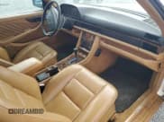 ✅ 1991 Mercedes-Benz 560 • VIN: WDBCA45E6MA583663 • Lot: 66163085. Wystawiony na Copart z przebiegiem 306 084 mil. Bezpłatny archiwum sprzedaży aukcyjnych z USA i szczegółowy raport historii pojazdu na DreamBid. Zdjęcie 8.