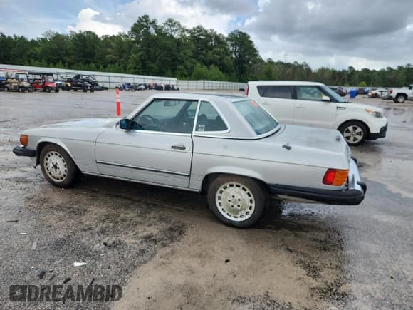 ✅ 1989 Mercedes-Benz 560 SL • VIN: WDBBA48D3KA103641 • Lot: 65051325. Wystawiony na Copart z przebiegiem 125 249 mil. Bezpłatny archiwum sprzedaży aukcyjnych z USA i szczegółowy raport historii pojazdu na DreamBid. Zdjęcie 2.