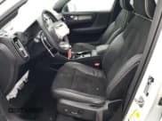 ✅ 2020 Volvo XC40 R-Design • VIN: YV4AC2HMXL2278179 • Lot: 71587022. Wystawiony na Copart z przebiegiem 31 953 mil. Bezpłatny archiwum sprzedaży aukcyjnych z USA i szczegółowy raport historii pojazdu na DreamBid. Zdjęcie 7.