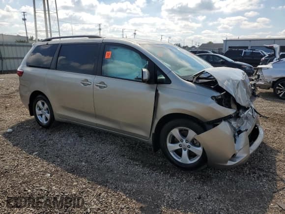 ✅ 2017 Toyota Sienna LE • VIN: 5TDKZ3DC7HS834280 • Lot: 69862015. Wystawiony na Copart z przebiegiem 18 216 mil. Bezpłatny archiwum sprzedaży aukcyjnych z USA i szczegółowy raport historii pojazdu na DreamBid. Zdjęcie 4.