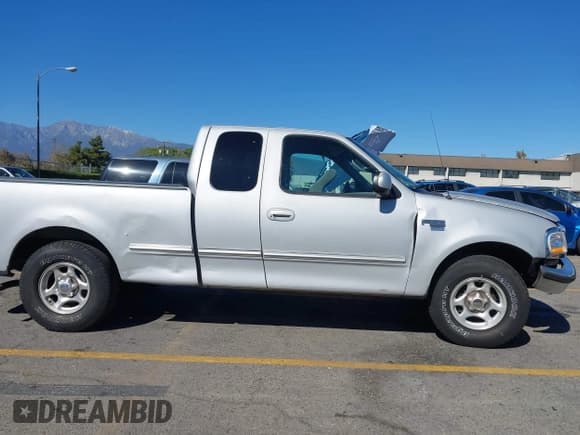 ✅ 1998 Ford F-150 • VIN: 1FTZX17W9WNA63452 • Lot: 43474139. Wystawiony na IAAI z przebiegiem 186 589 mil. Bezpłatny archiwum sprzedaży aukcyjnych z USA i szczegółowy raport historii pojazdu na DreamBid. Zdjęcie 13.